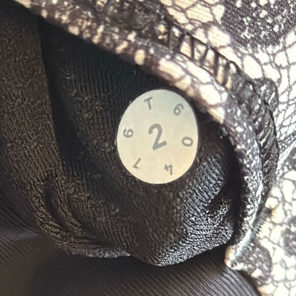 Lululemon Outrun 17" Crop Sz 2 / XXS Leggings - Picture 9 of 9